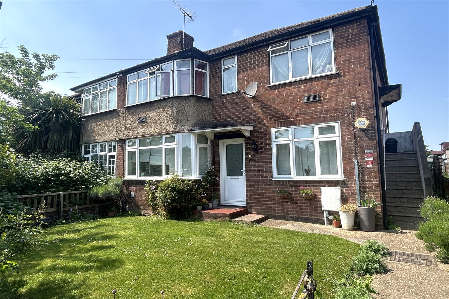2 bed Annexe for rent in Hayes. From Henry Wiltshire - Hayes and Harlington