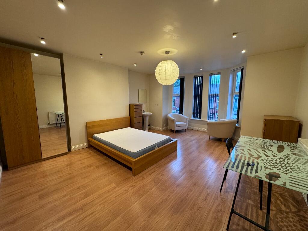 10 bed Semi Detached for rent in Gatley. From Nicholas Humphreys - Manchester