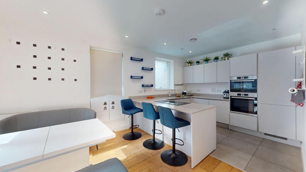 3 bed Apartment for rent in London. From 1st Avenue - London