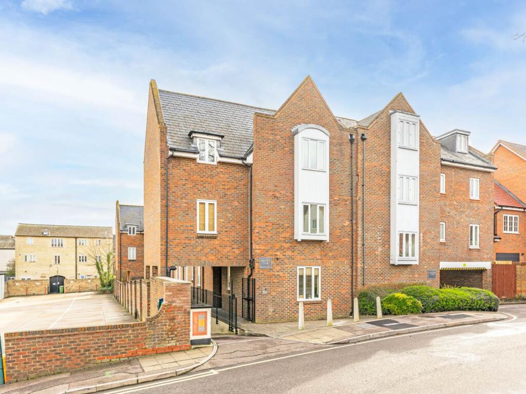 2 bed 1st Floor Flat for rent in Royston. From Abode Town and Country - Royston