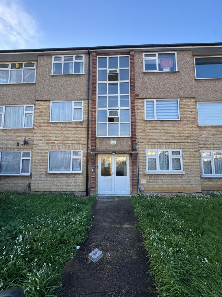 3 bed 1st Floor Flat for rent in Ilford. From AJ Dwellings