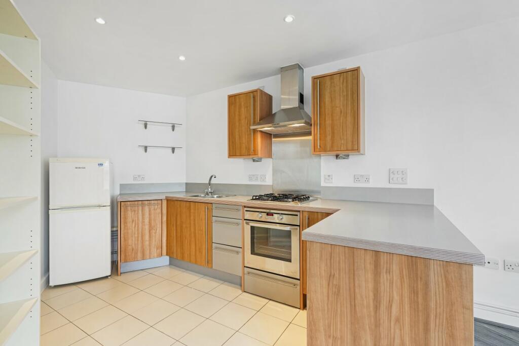 2 bed Apartment for rent in Stepney. From Alex Crown Lettings & Estate Agents