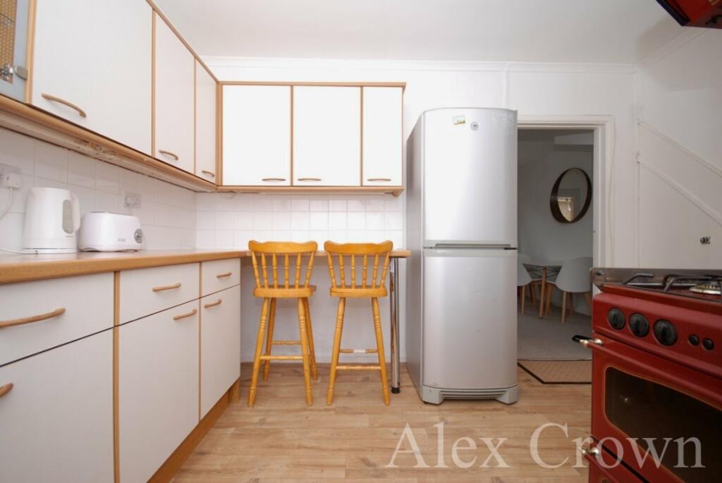 2 bed Mid Terraced House for rent in Stoke Newington. From Alex Crown Lettings & Estate Agents