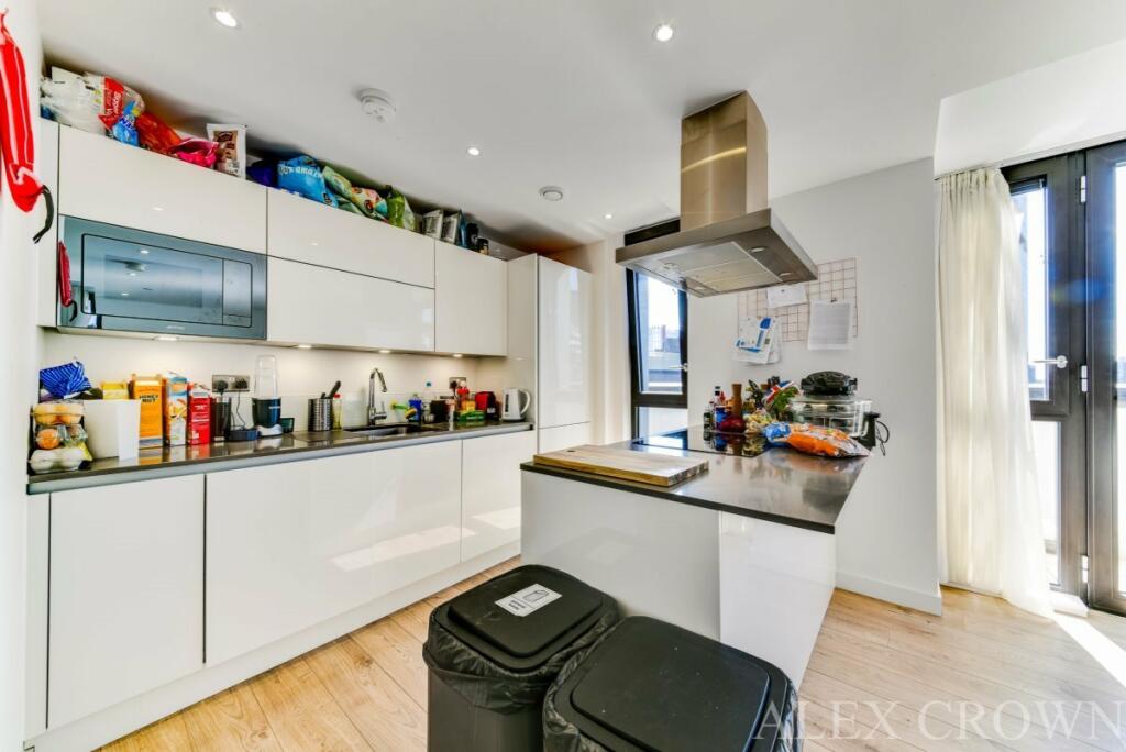 3 bed Apartment for rent in Stratford. From Alex Crown Lettings & Estate Agents