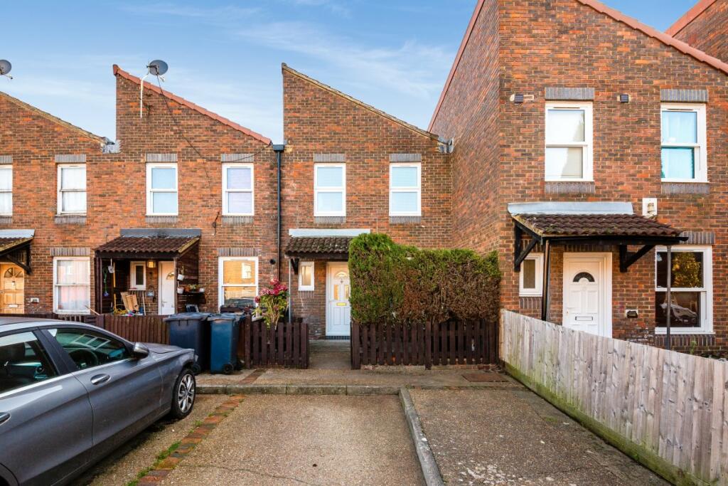 4 bed Mid Terraced House for rent in Penge. From Alex Crown Lettings & Estate Agents