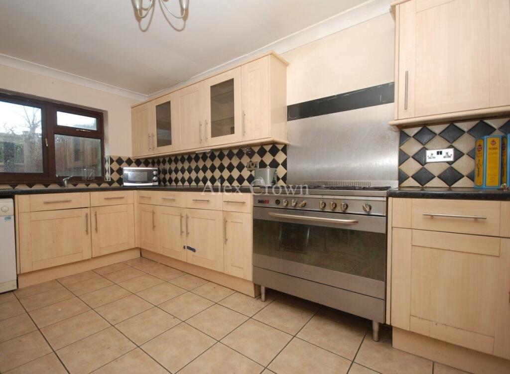 6 bed 1st Floor Flat for rent in Hackney. From Alex Crown Lettings & Estate Agents - Islington