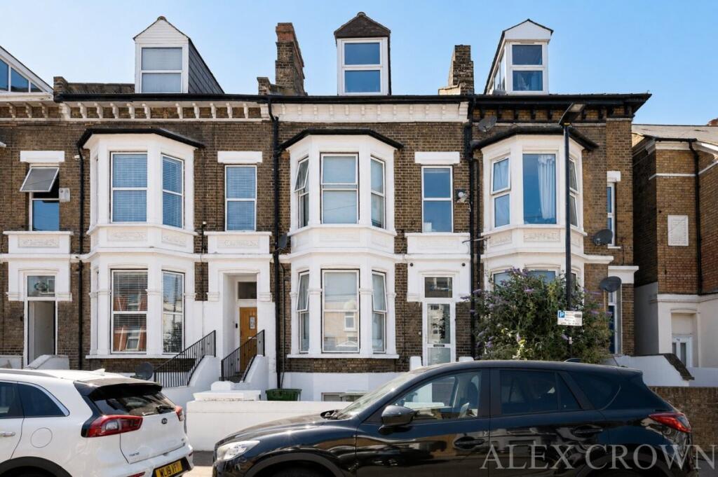 4 bed 1st Floor Flat for rent in West Ham. From Alex Crown Lettings & Estate Agents - Islington