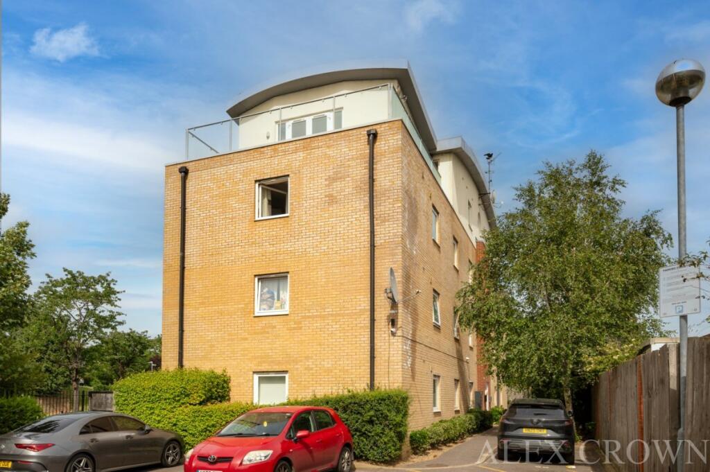 2 bed 1st Floor Flat for rent in Ilford. From Alex Crown Lettings & Estate Agents - Islington