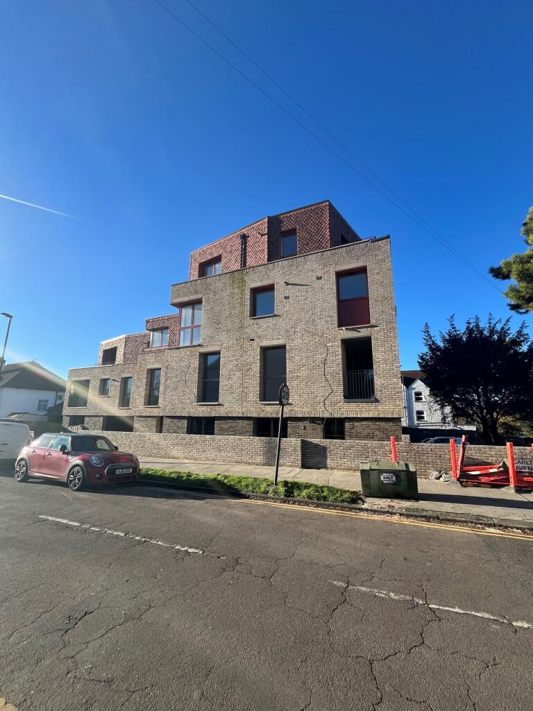 3 bed Apartment for rent in Croydon. From Alexander Charles & Browne - Forest Hill