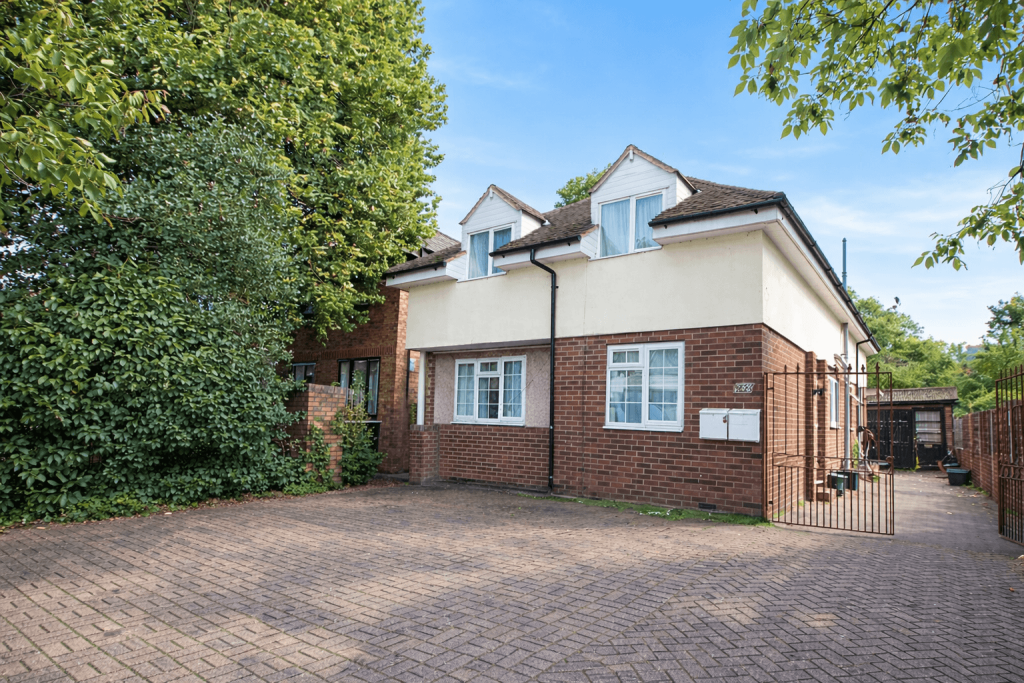 3 bed 1st Floor Flat for rent in Hounslow. From Anderson Knight