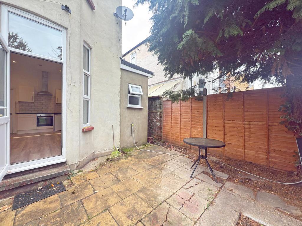 4 bed Studio for rent in Hounslow. From Anderson Knight