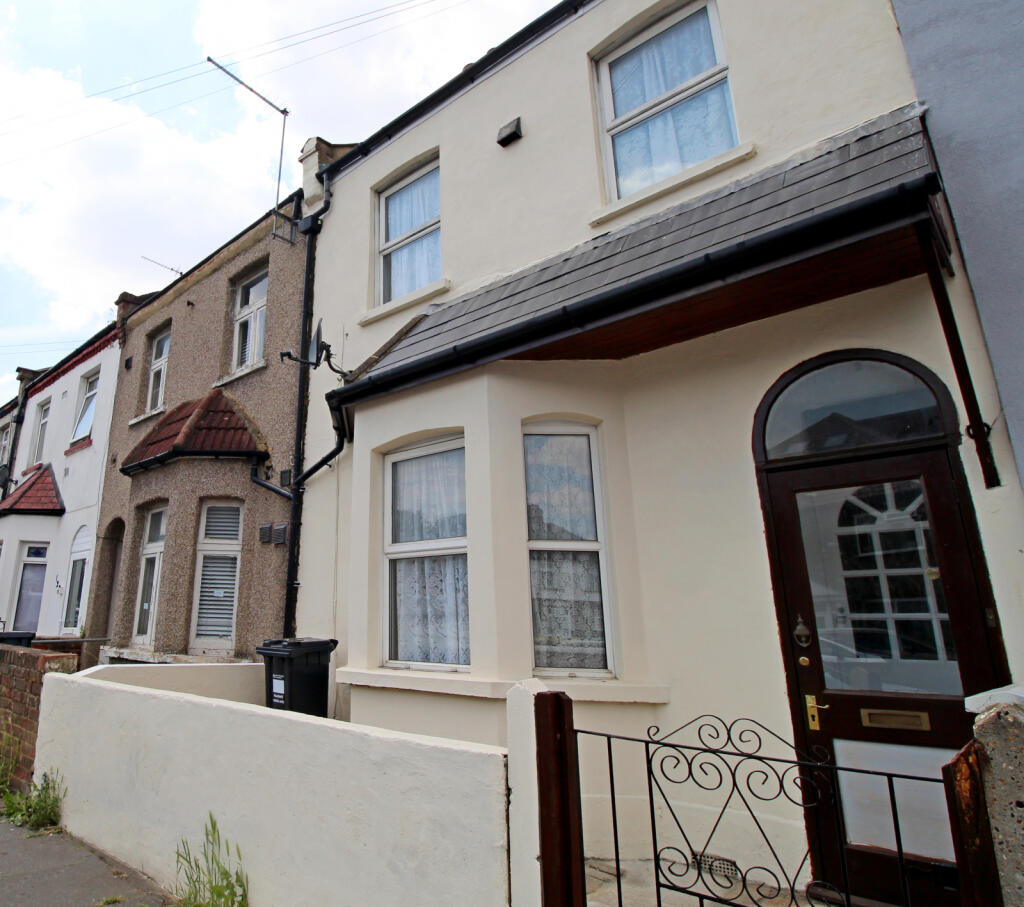 3 bed Mid Terraced House for rent in Hounslow. From Anderson Knight