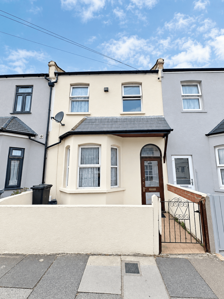 4 bed Mid Terraced House for rent in Hounslow. From Anderson Knight 4 bed Mid Terraced House for rent in Hounslow. From Anderson Knight