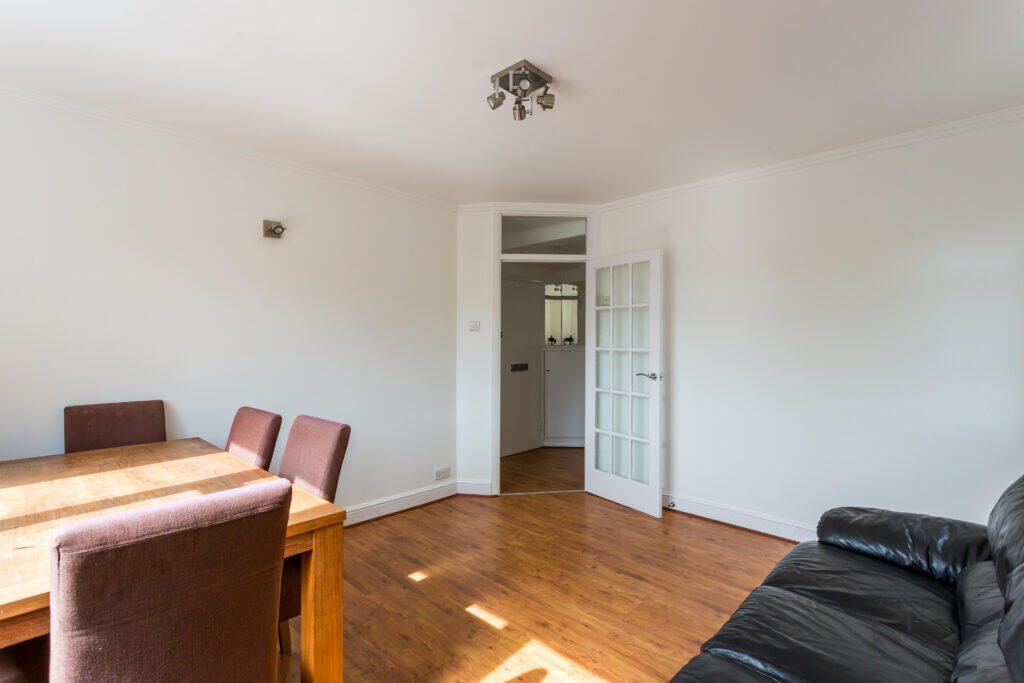 1 bed 1st Floor Flat for rent in Stoke Newington. From Andrew Lloyd Estates Ltd