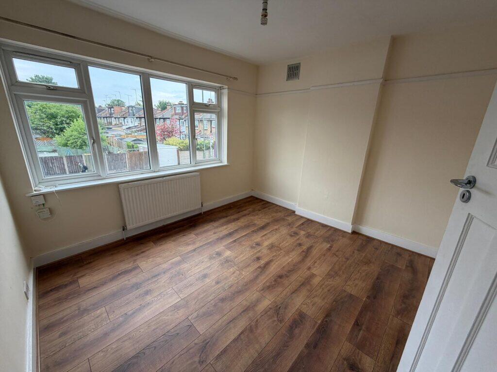 2 bed 1st Floor Flat for rent in Friern Barnet. From Andrew Lloyd Estates Ltd