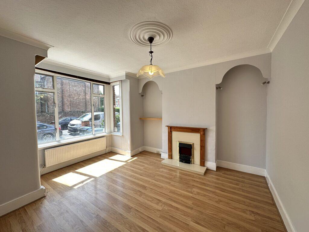 5 bed Mid Terraced House for rent in Wood Green. From Andrew Lloyd Estates Ltd