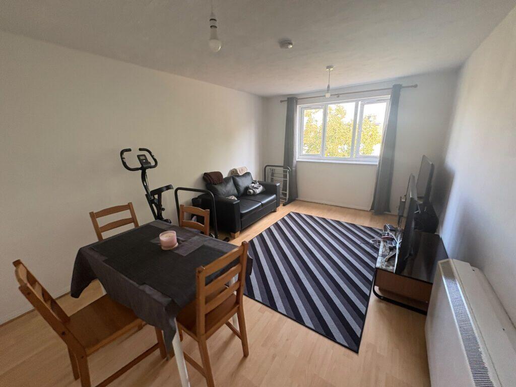 2 bed 1st Floor Flat for rent in Barking. From Andrew Lloyd Estates Ltd
