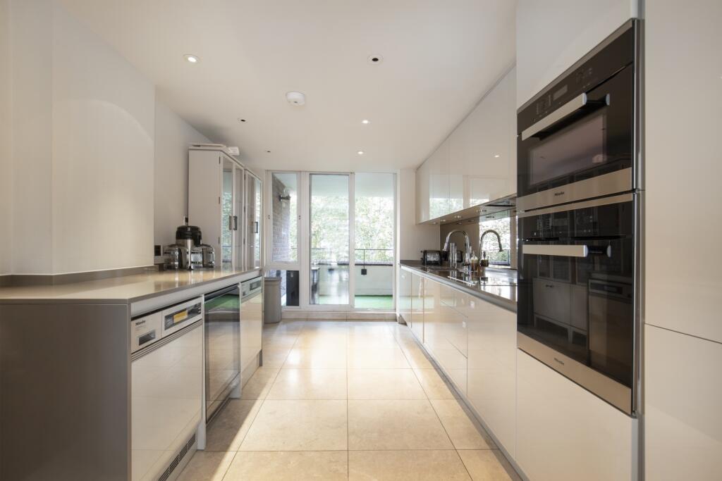 3 bed Apartment for rent in London. From Andrew Reeves - Westminster & Belgravia