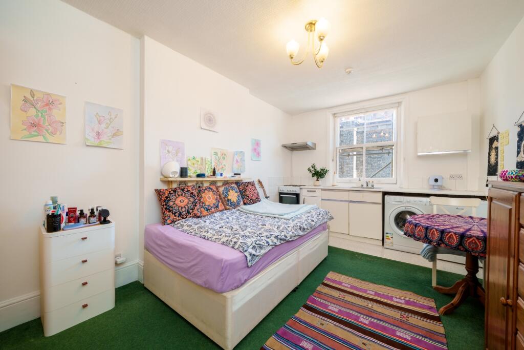 4 bed Studio for rent in Kensington. From Andrew Reeves - Westminster & Pimlico