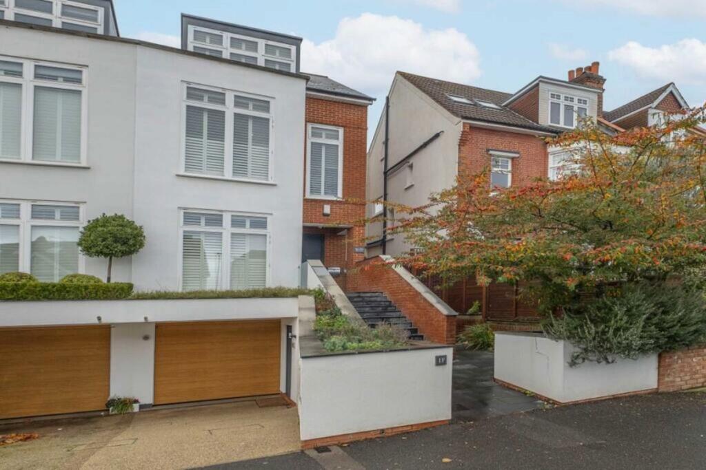 5 bed Semi Detached for rent in Wimbledon. From andrew scott robertson 5 bed Semi Detached for rent in Wimbledon. From andrew scott robertson