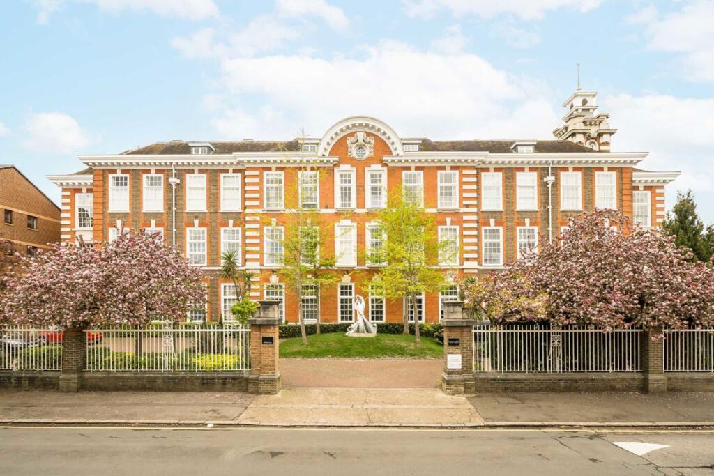 3 bed 1st Floor Flat for rent in Wimbledon. From andrew scott robertson