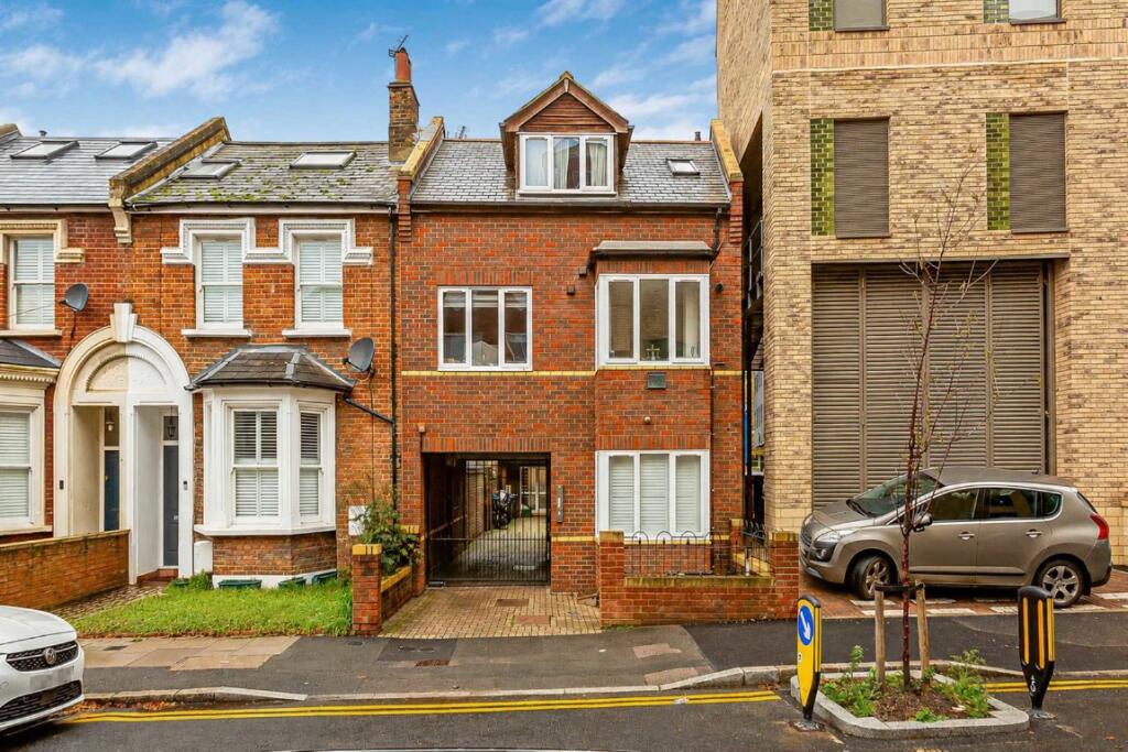 1 bed 1st Floor Flat for rent in Wimbledon. From andrew scott robertson
