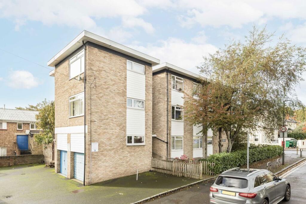2 bed 1st Floor Flat for rent in Wimbledon. From andrew scott robertson