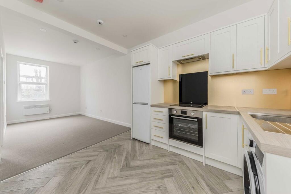 1 bed 1st Floor Flat for rent in Wimbledon. From andrew scott robertson