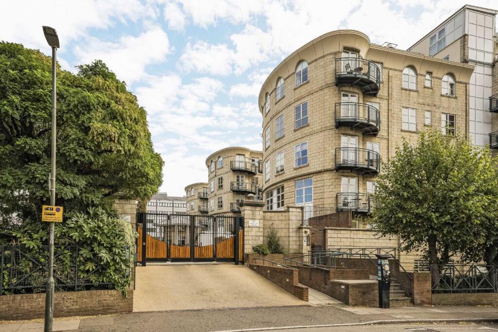 2 bed 1st Floor Flat for rent in Wimbledon. From andrew scott robertson
