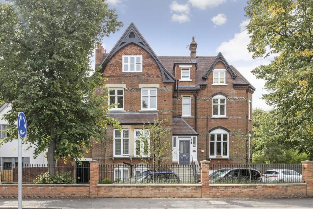 3 bed 1st Floor Flat for rent in New Malden. From andrew scott robertson