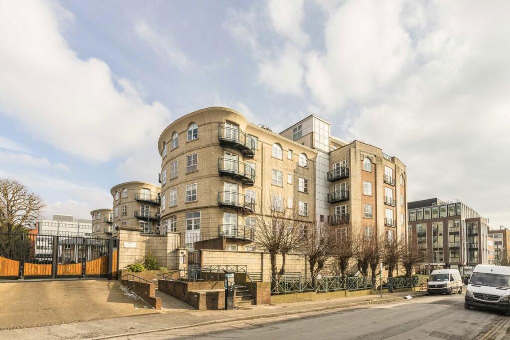 2 bed 1st Floor Flat for rent in Wimbledon. From andrew scott robertson