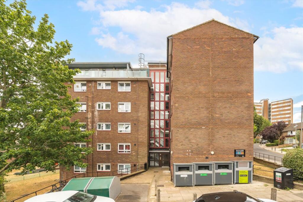 3 bed 1st Floor Flat for rent in Wimbledon. From andrew scott robertson