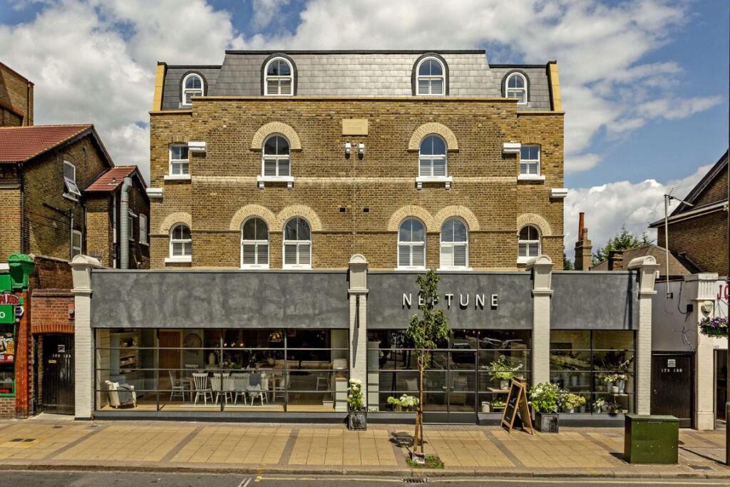2 bed 1st Floor Flat for rent in London. From andrew scott robertson