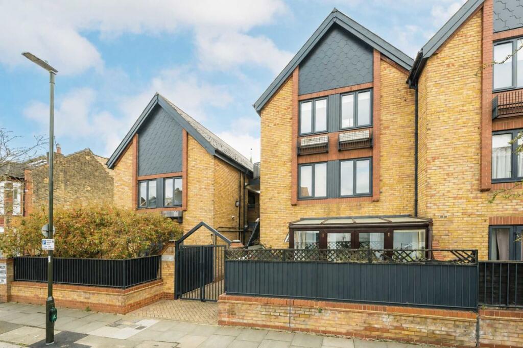 2 bed 1st Floor Flat for rent in Wimbledon. From andrew scott robertson