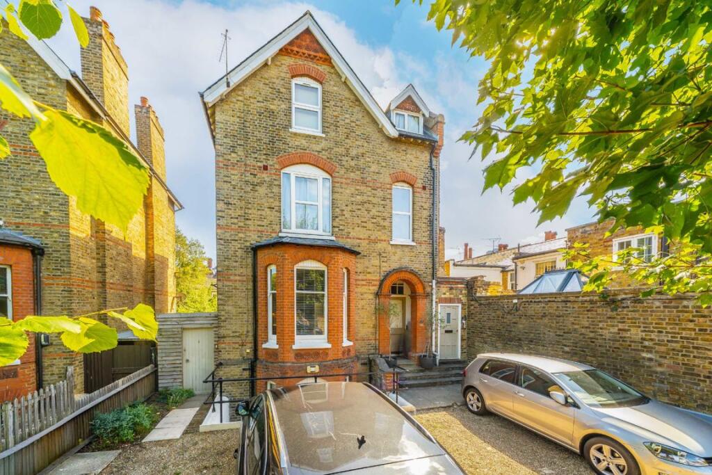 2 bed 1st Floor Flat for rent in Wimbledon. From andrew scott robertson