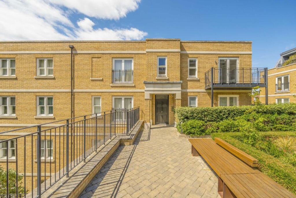 2 bed 1st Floor Flat for rent in New Malden. From andrew scott robertson