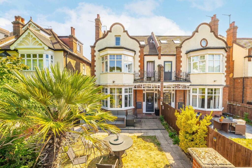 5 bed Detached for rent in New Malden. From andrew scott robertson 5 bed Detached for rent in New Malden. From andrew scott robertson