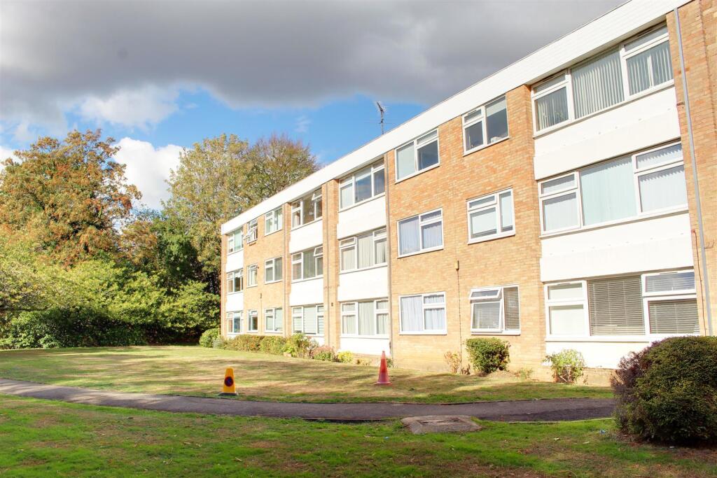 2 bed 1st Floor Flat for rent in Potters Bar. From Andrew Ward - of Brookmans Park and Potters Bar