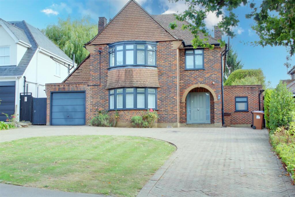 4 bed Detached for rent in Wildhill. From Andrew Ward - of Brookmans Park and Potters Bar