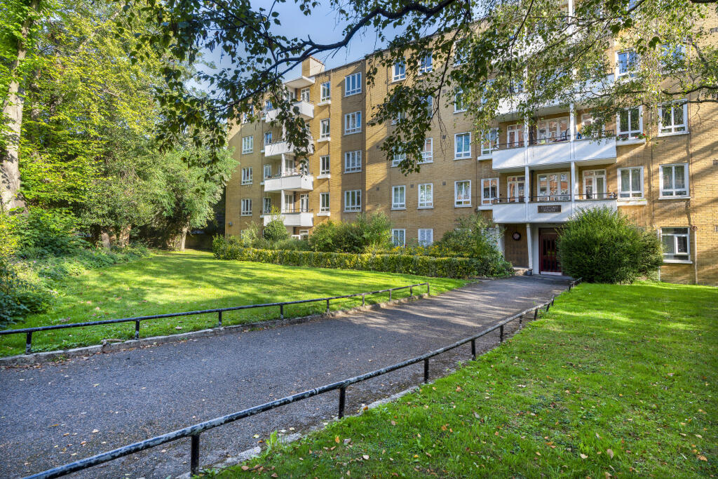 1 bed 1st Floor Flat for rent in Kensington. From Anthony Pepe - Crouch End
