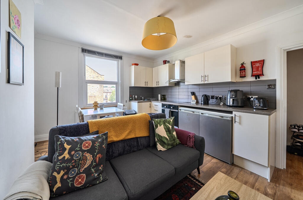 2 bed 1st Floor Flat for rent in Hornsey. From Anthony Pepe - Crouch End