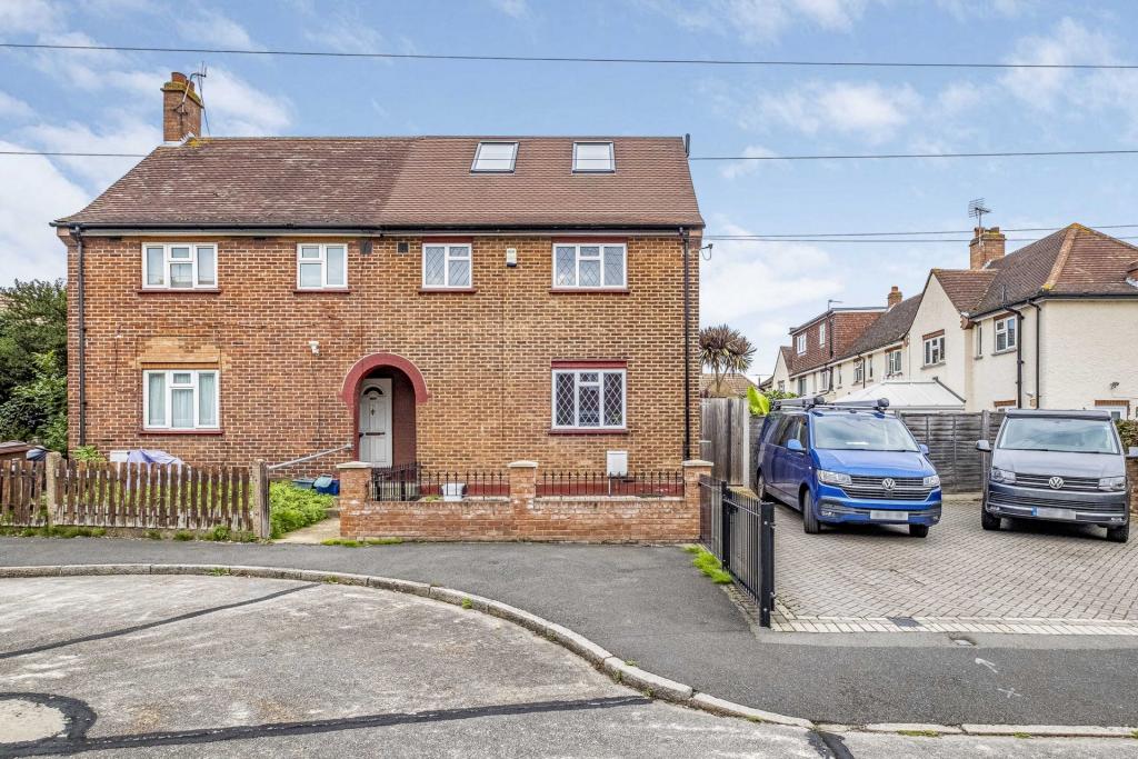 4 bed Detached for rent in Brentford. From Apparent Properties - Barnes