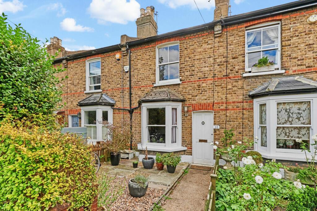 3 bed Detached for rent in Barnes. From Apparent Properties - Barnes 3 bed Detached for rent in Barnes. From Apparent Properties - Barnes