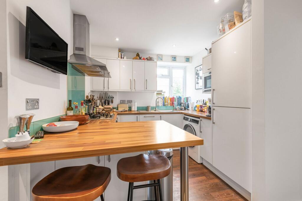 2 bed 1st Floor Flat for rent in Chiswick. From Apparent Properties - Barnes