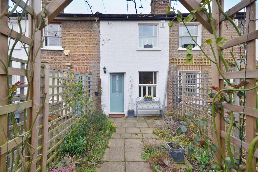 2 bed Cottage for rent in Barnes. From Apparent Properties - Barnes 2 bed Cottage for rent in Barnes. From Apparent Properties - Barnes