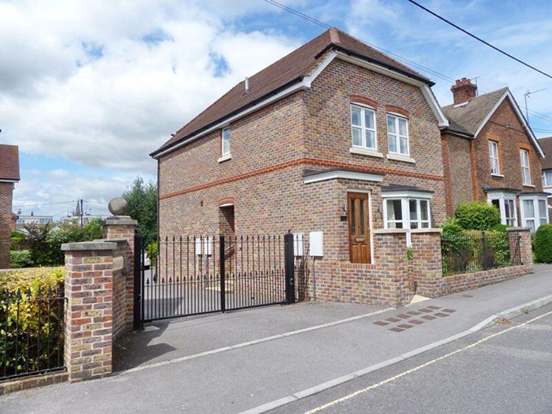 2 bed 1st Floor Flat for rent in Petersfield. From Archbold & Edwards - Waterlooville