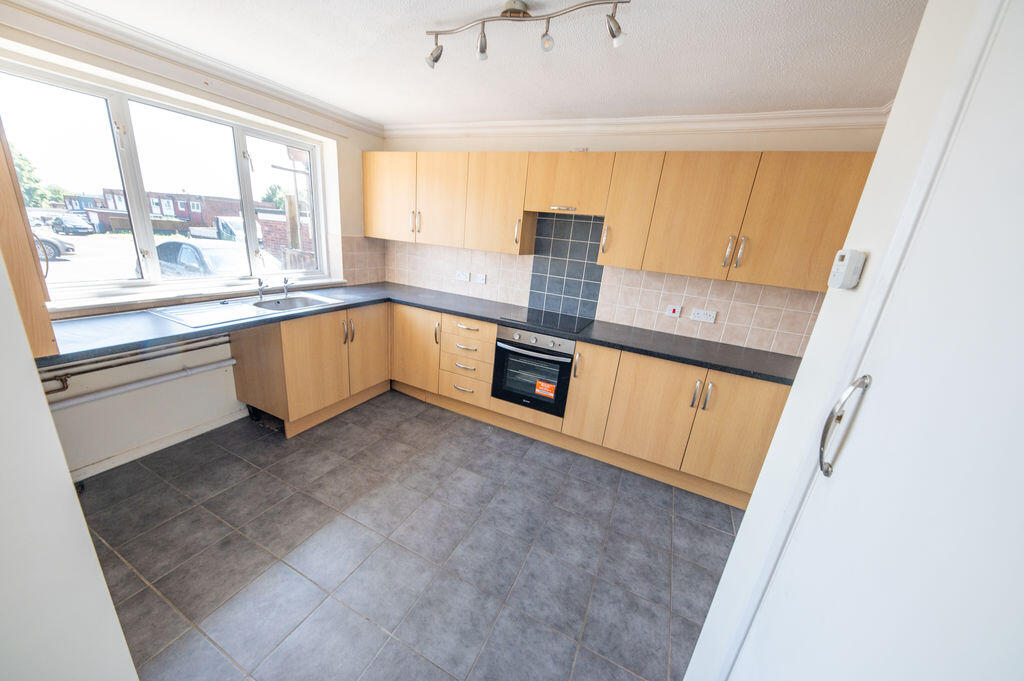 3 bed Mid Terraced House for rent in Durrants. From Archbold & Edwards - Waterlooville