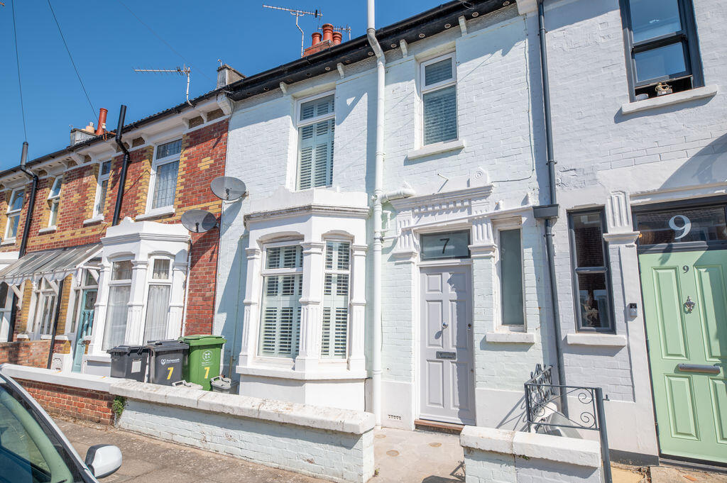 4 bed Mid Terraced House for rent in Portsmouth. From Archbold & Edwards - Waterlooville 4 bed Mid Terraced House for rent in Portsmouth. From Archbold & Edwards - Waterlooville