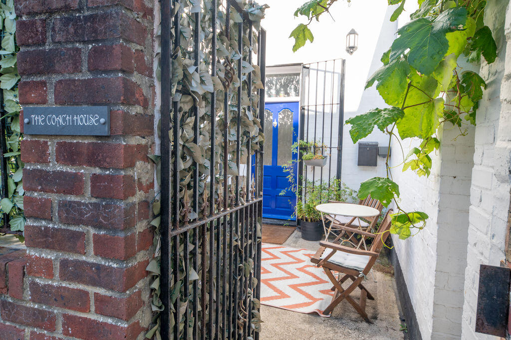 2 bed Detached for rent in Portsmouth. From Archbold & Edwards - Waterlooville