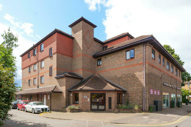 3 bed Apartment for rent in Stoke D'Abernon. From Arthur Samuel Estate Agents
